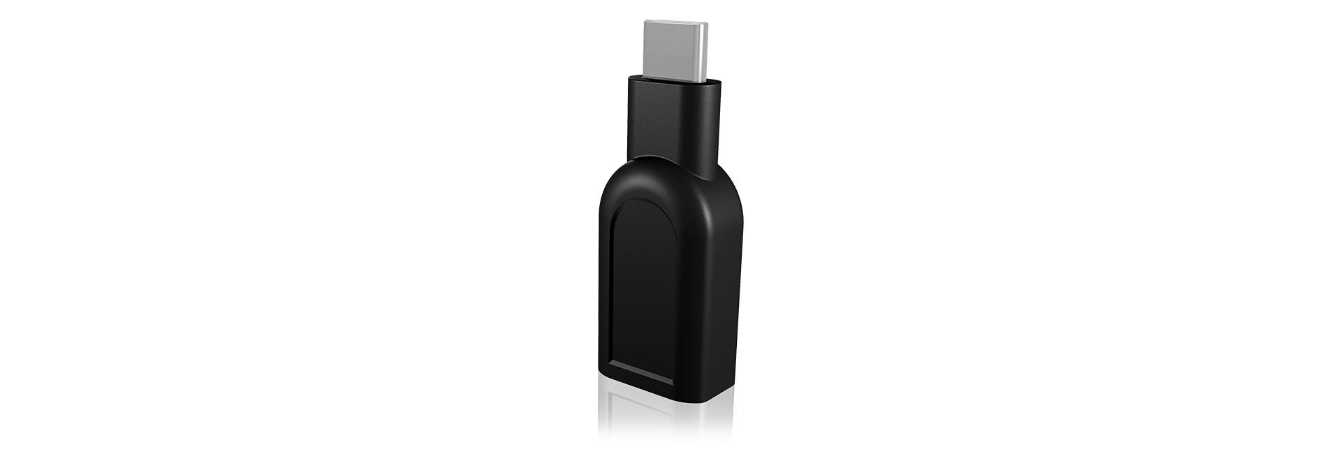 Un adattatore USB-C nero in posizione verticale su sfondo bianco.