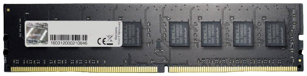 Un modulo RAM per computer con chip neri e connettori dorati, montato in un fattore di forma DIMM standard.