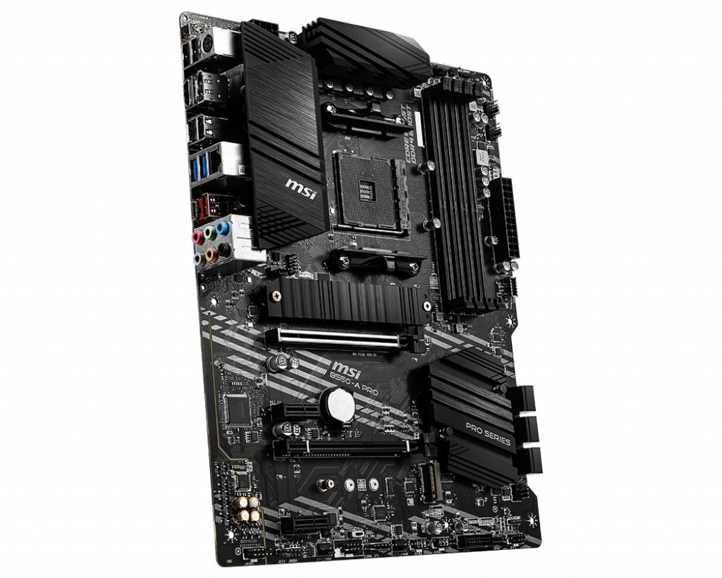 Una scheda madre MSI nera con diversi slot PCIe, zoccoli RAM e dissipatori di calore. Offre ampie possibilità di connessione.