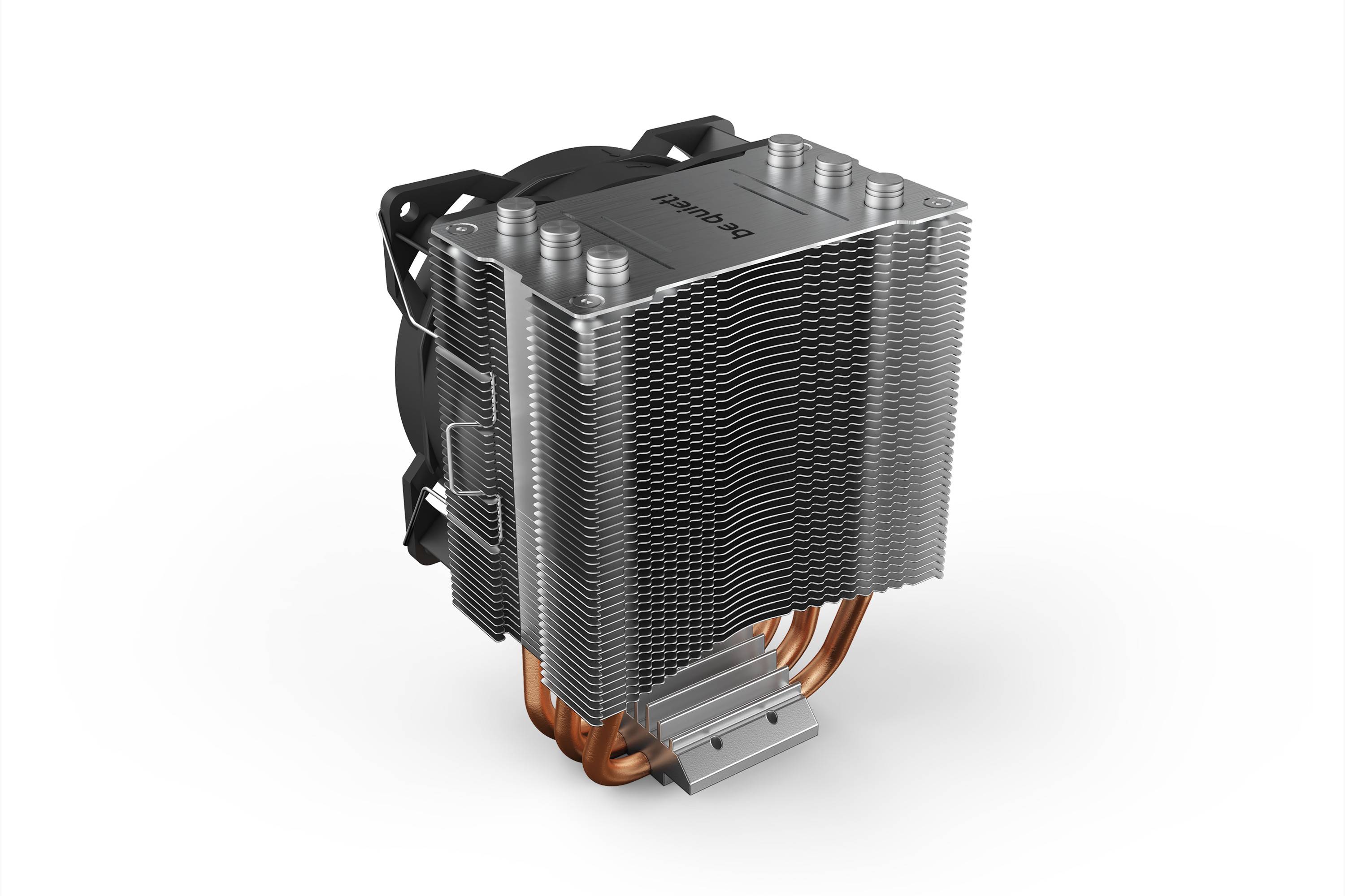 Un grande dissipatore di calore per CPU con più lamelle in alluminio e heat pipe in rame per migliorare il raffreddamento di un computer.