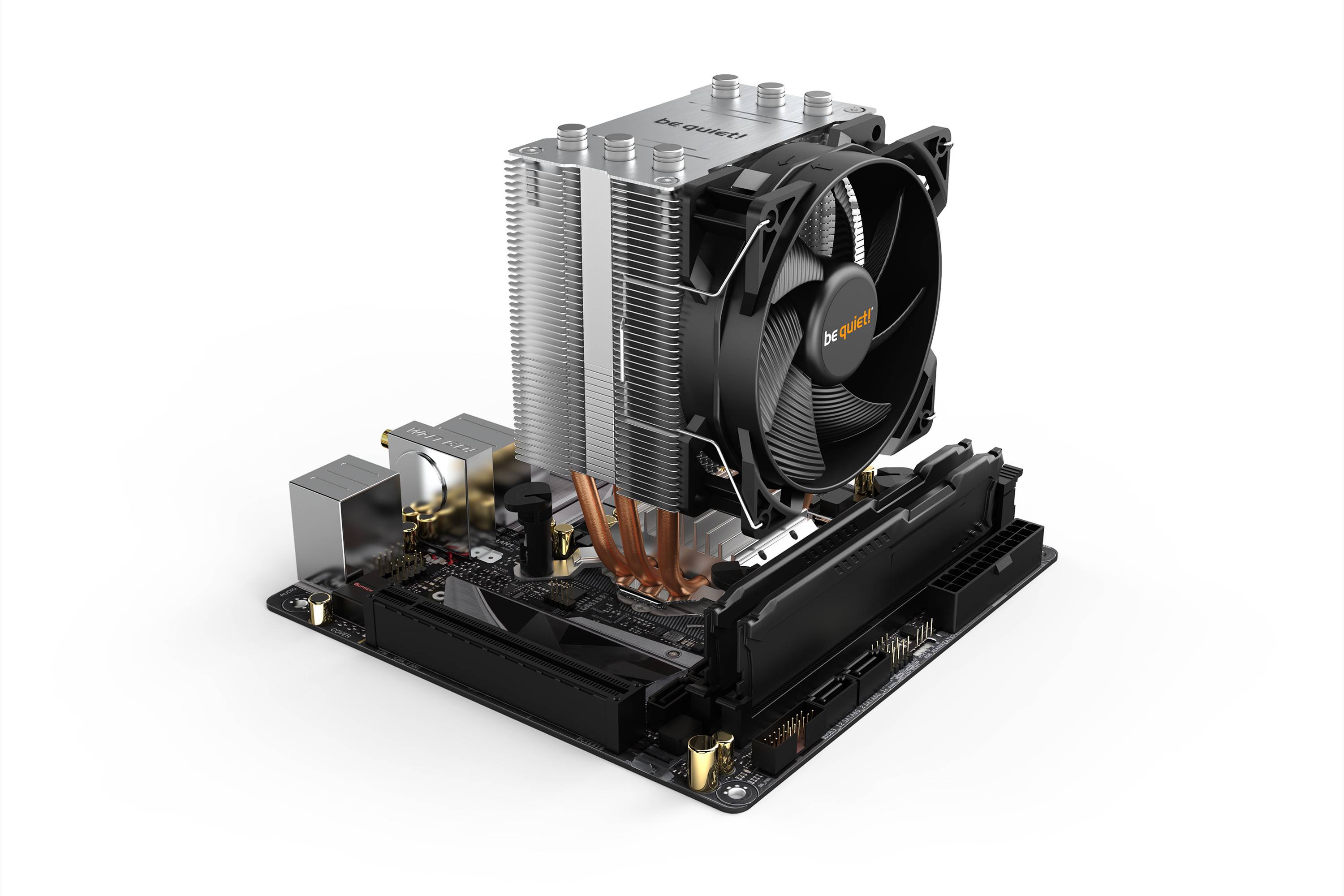 Processore con un grande dissipatore di calore e ventola montati su una scheda madre. Il set mostra una configurazione tipica di hardware per computer.