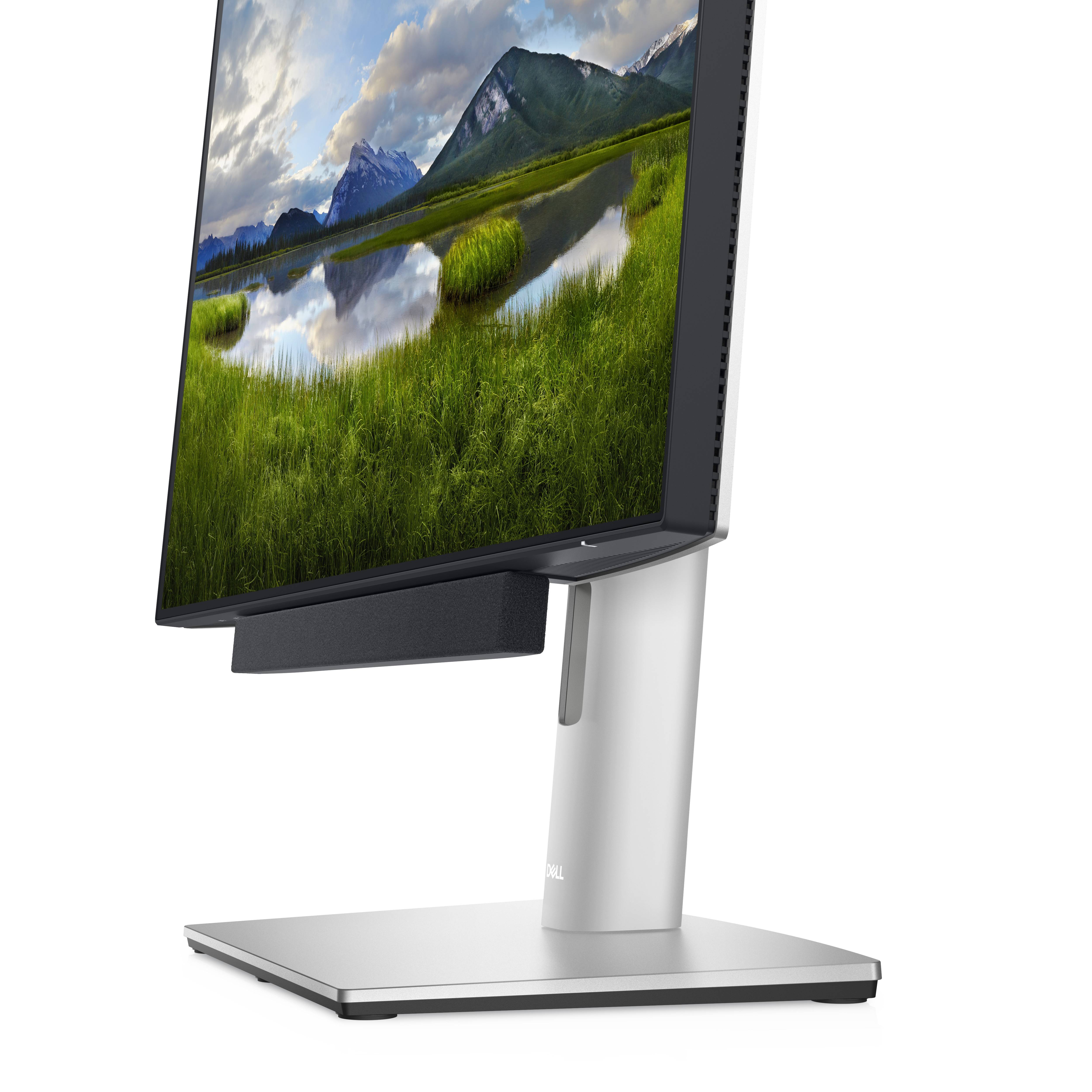 Un monitor del computer con un'immagine paesaggistica ad alta risoluzione: montagne, nuvole e un lago che riflette il paesaggio.