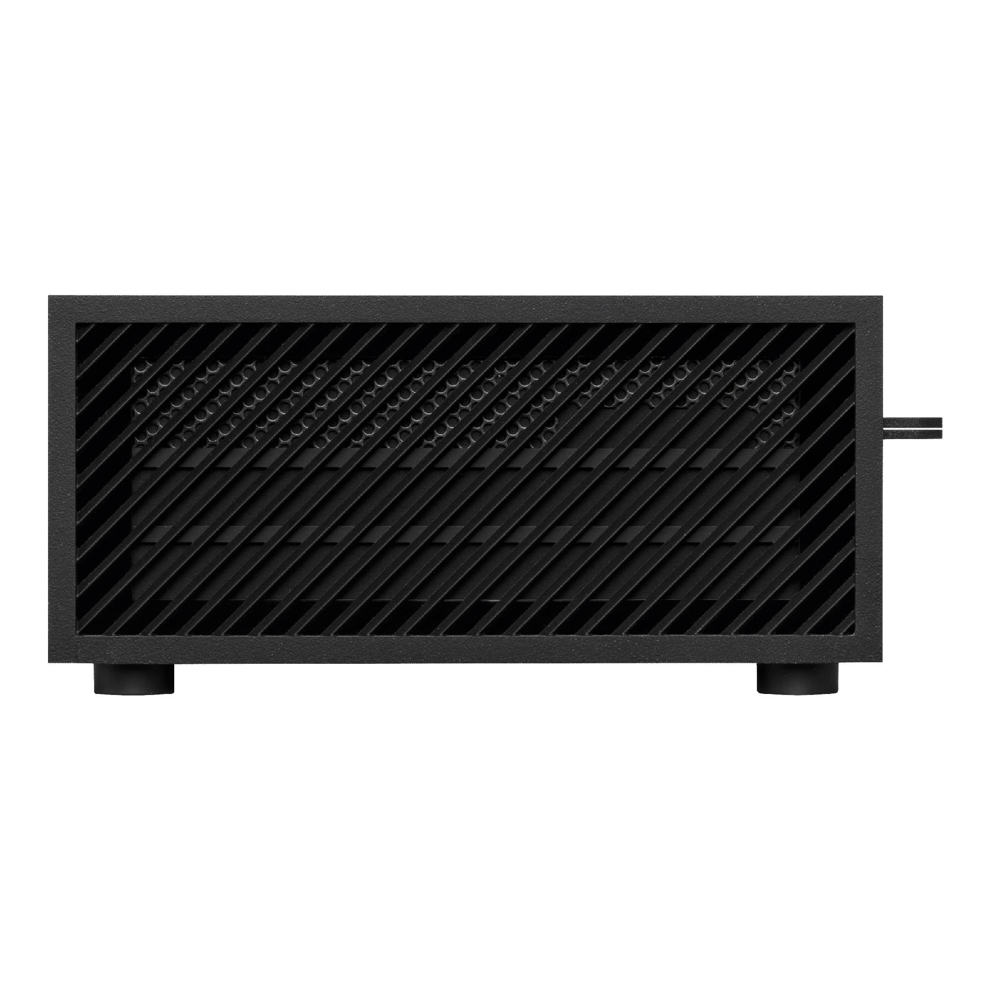 Dispositivo nero, a forma di parallelepipedo, con griglia di ventilazione a struttura diagonale sul lato frontale. Un cavo sporge a destra.