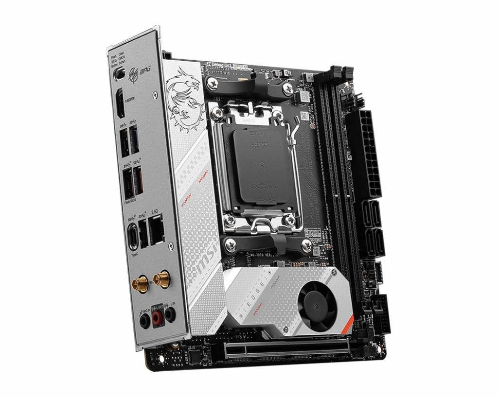 Una scheda madre del computer con diversi connettori e il socket della CPU al centro. A sinistra sono visibili le porte USB e audio.