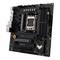 Scheda madre nera in un angolo con molte slot e connessioni, inclusi socket CPU e slot RAM.