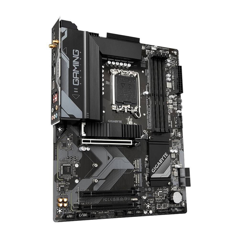Una scheda madre Gigabyte con più slot PCIe, socket per RAM e un socket per CPU su una superficie nera.
