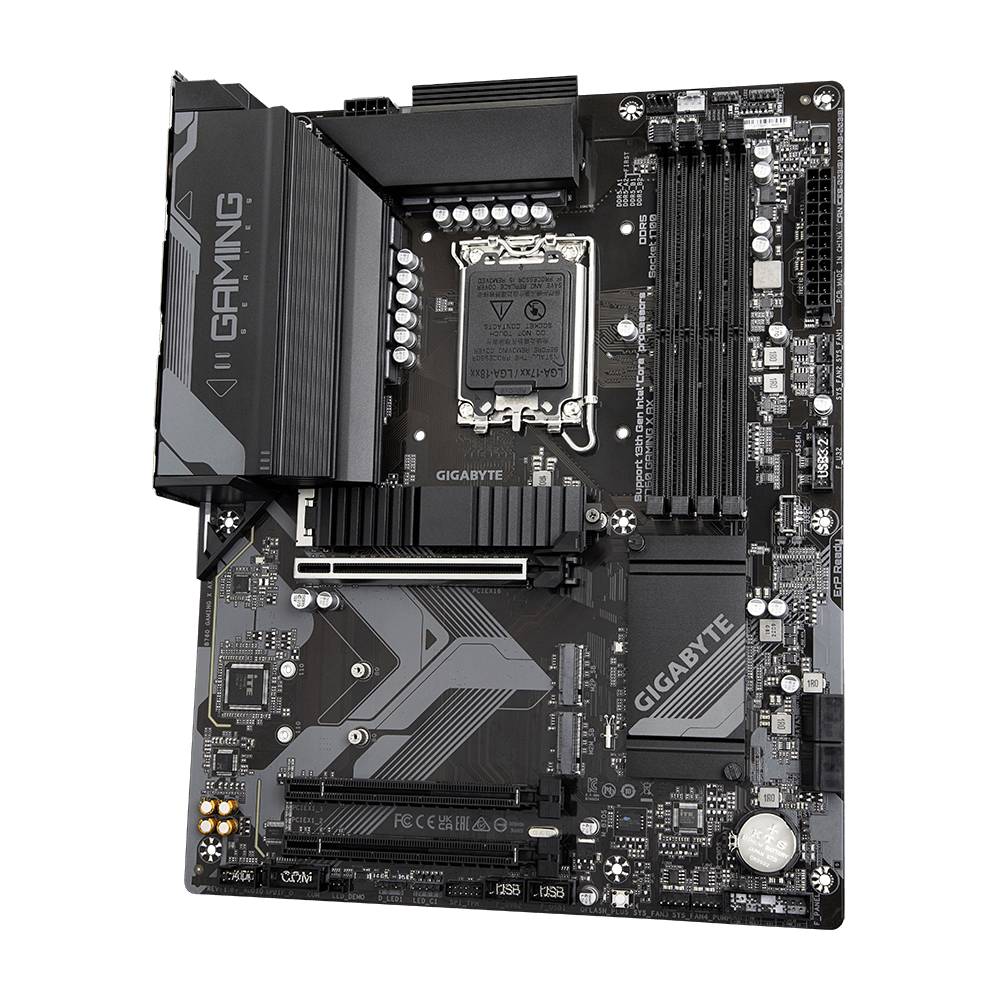 Scheda madre con socket per CPU Intel, slot per RAM, connettori PCIe e dissipatori di calore, adatta per PC da gaming.