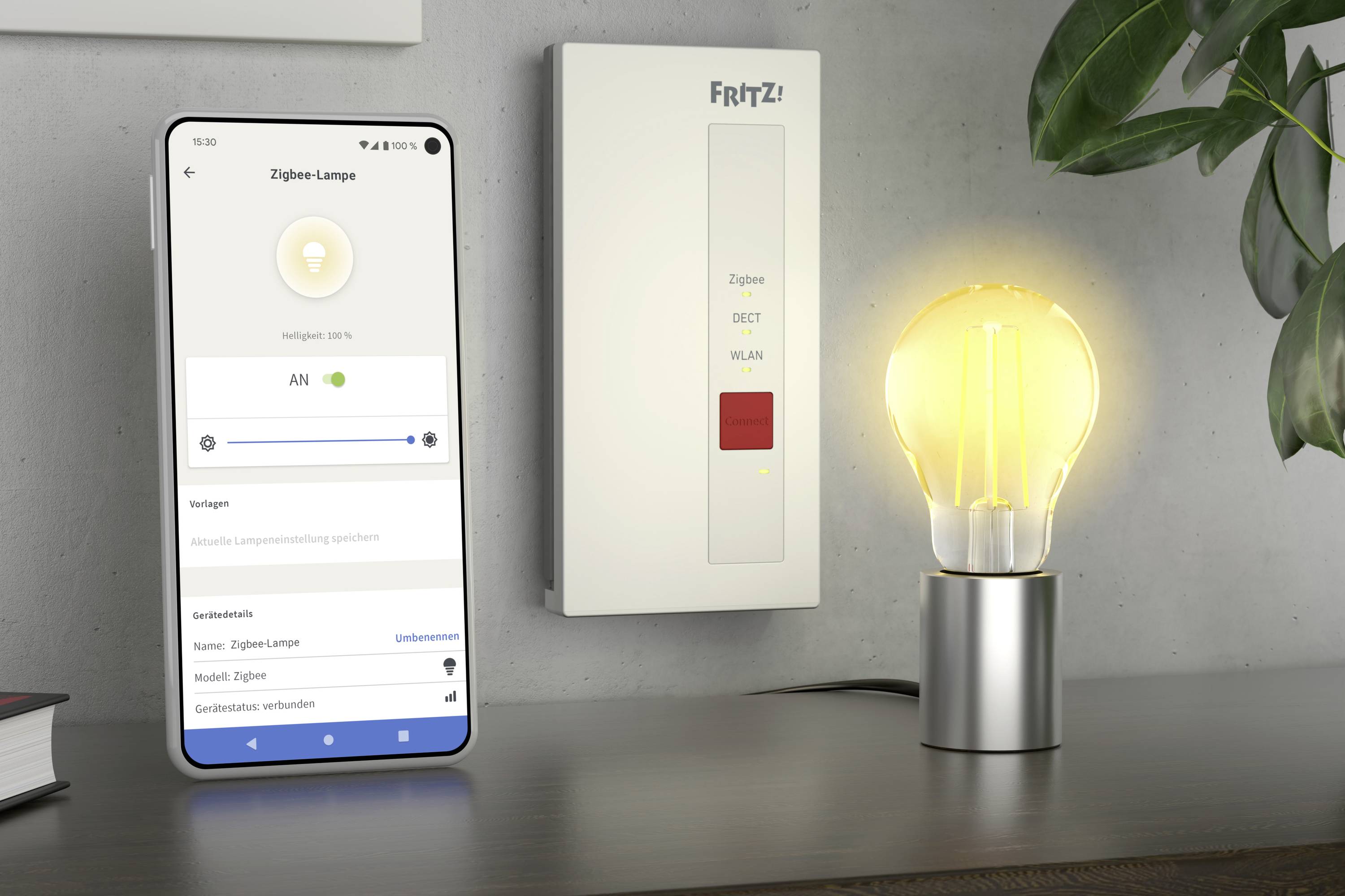 Lampada Zigbee controllata da uno smartphone, accanto a una lampadina illuminata sul tavolo, e router FRITZ!Box sulla parete.