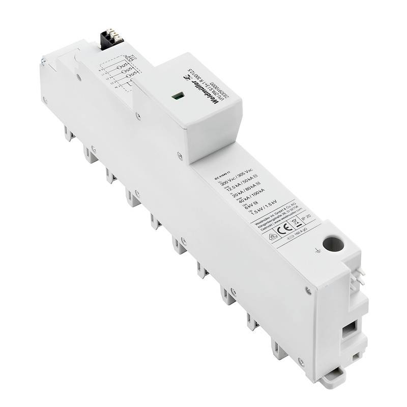 Un componente elettrico grigio con più connettori e etichette per specifiche tecniche; utilizzato per la distribuzione dell'energia elettrica.