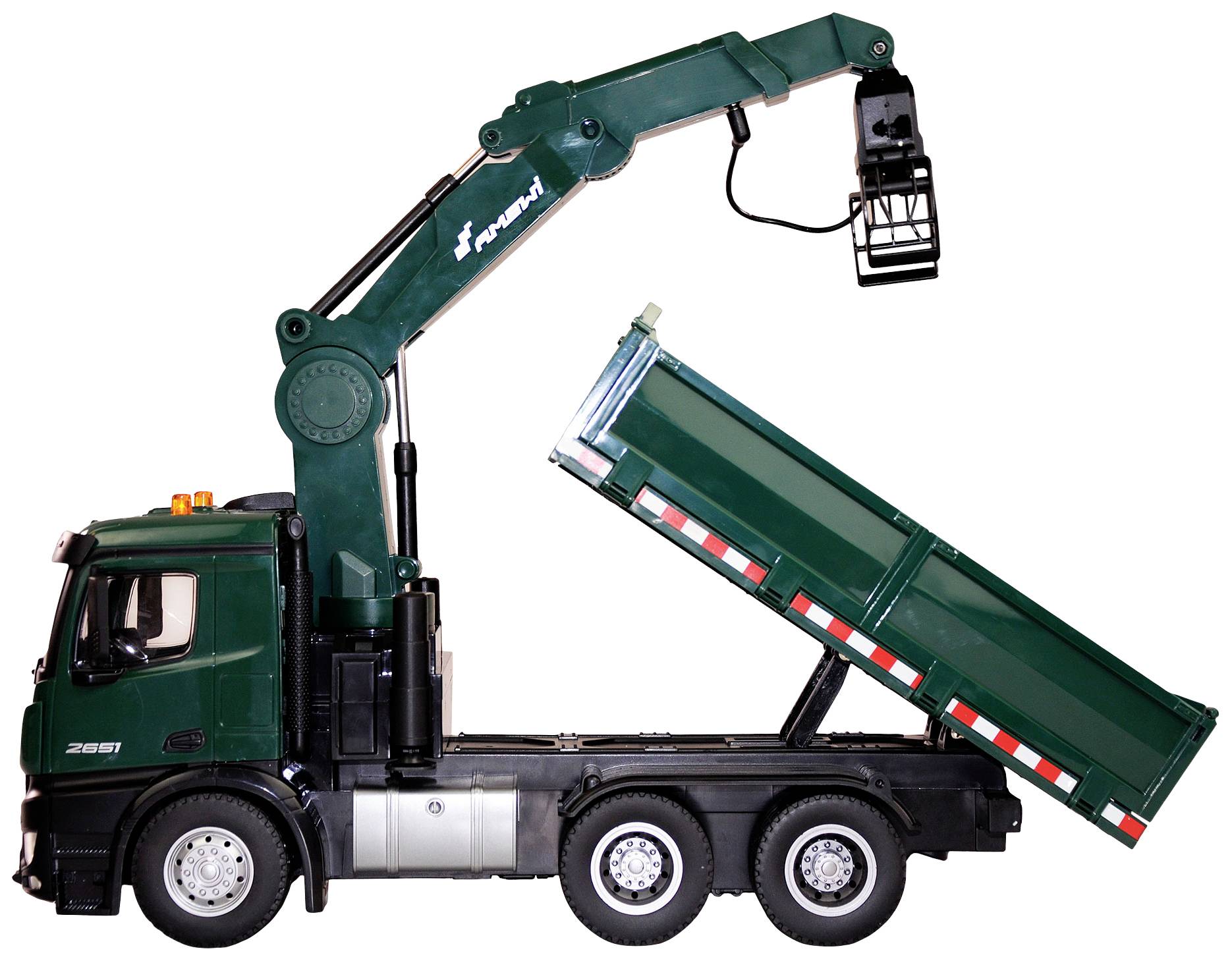 Un camion verde con un braccio idraulico solleva un rimorchio ribaltabile. Adatto per compiti pesanti di sollevamento e trasporto.