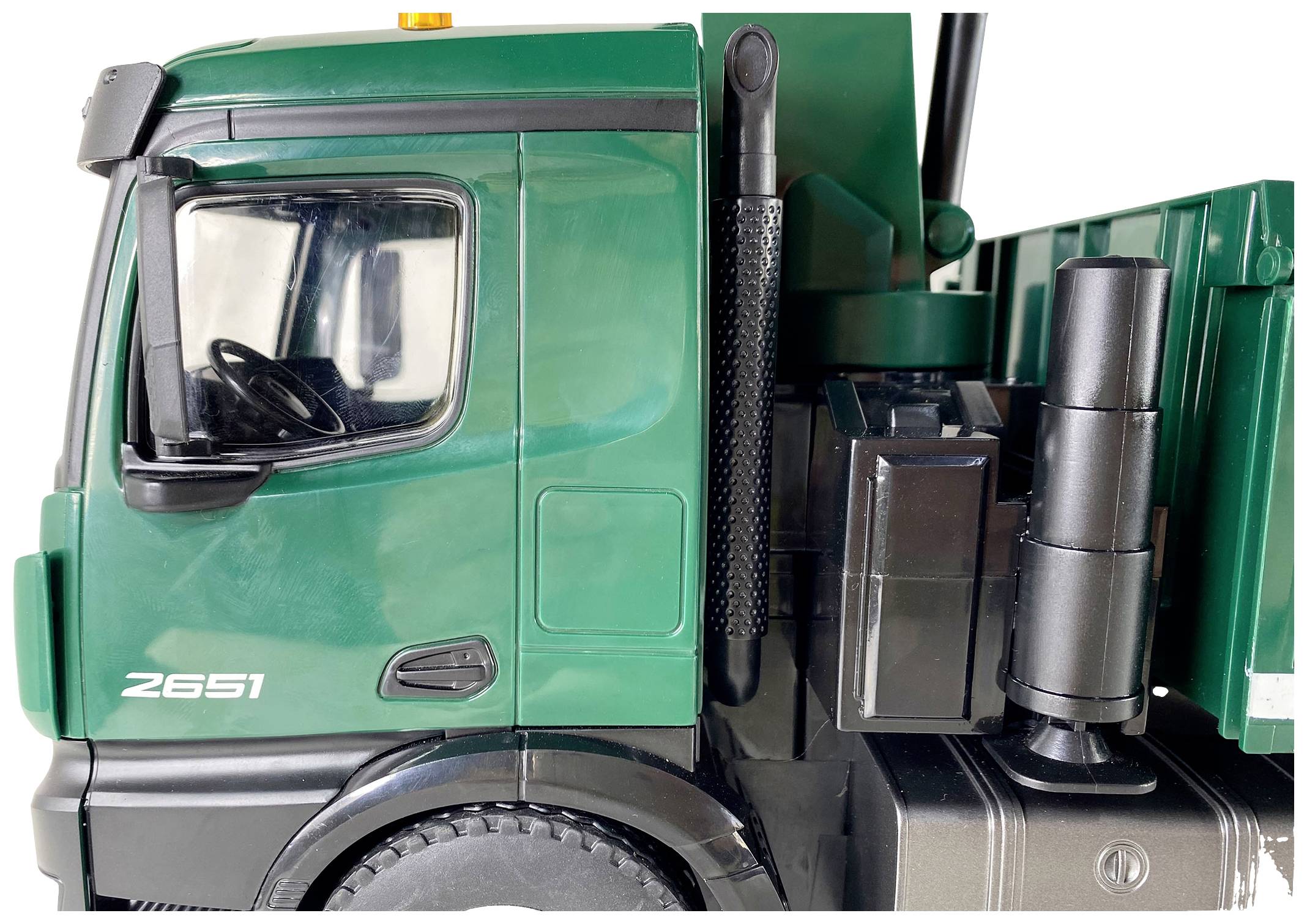 Camion giocattolo verde visto di lato, modello Z651, con impianto di scarico nero distintivo.