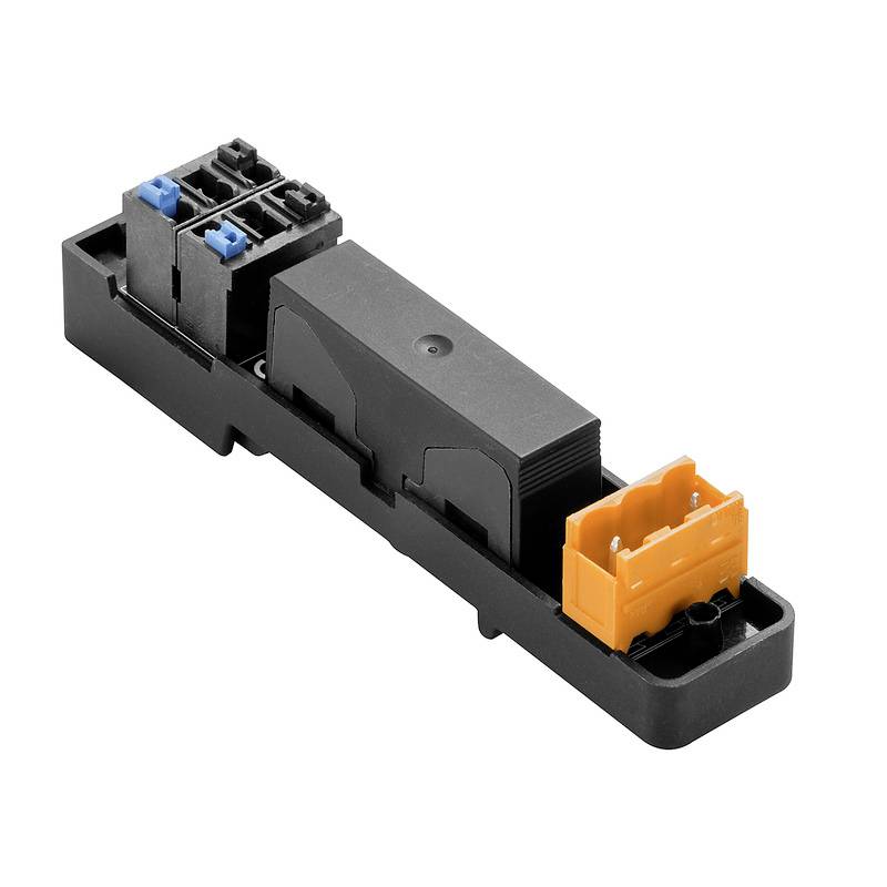 Componente elettronica nera con connettore blu e arancione, su sfondo bianco.