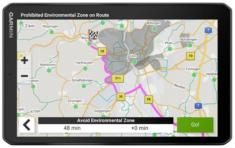 Dispositivo GPS che mostra una mappa con un percorso che aggira la zona ambientale intorno a Ulm. Display: 'Evita Zona Ambientale'.