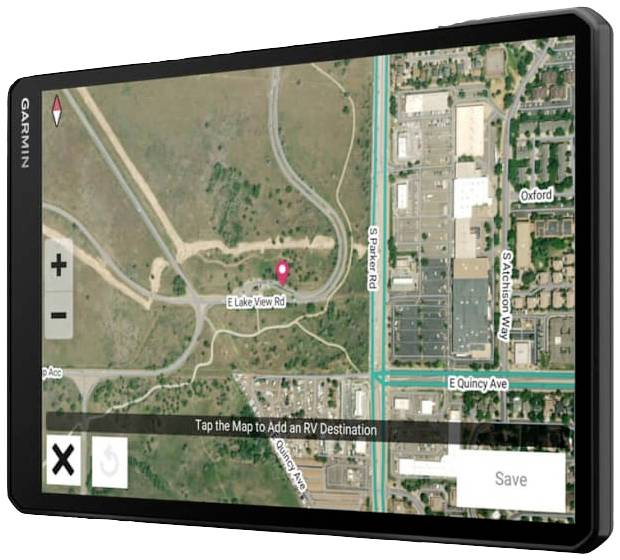 Dispositivo GPS con mappa visualizzata. Marcatore su 'E Lake View Rd'. Ambiente circostante: strade, edifici e aree verdi.