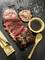 Roast beef a fette, su un tagliere di ardesia nero, con salsa in una ciotola e un cucchiaio di legno accanto.