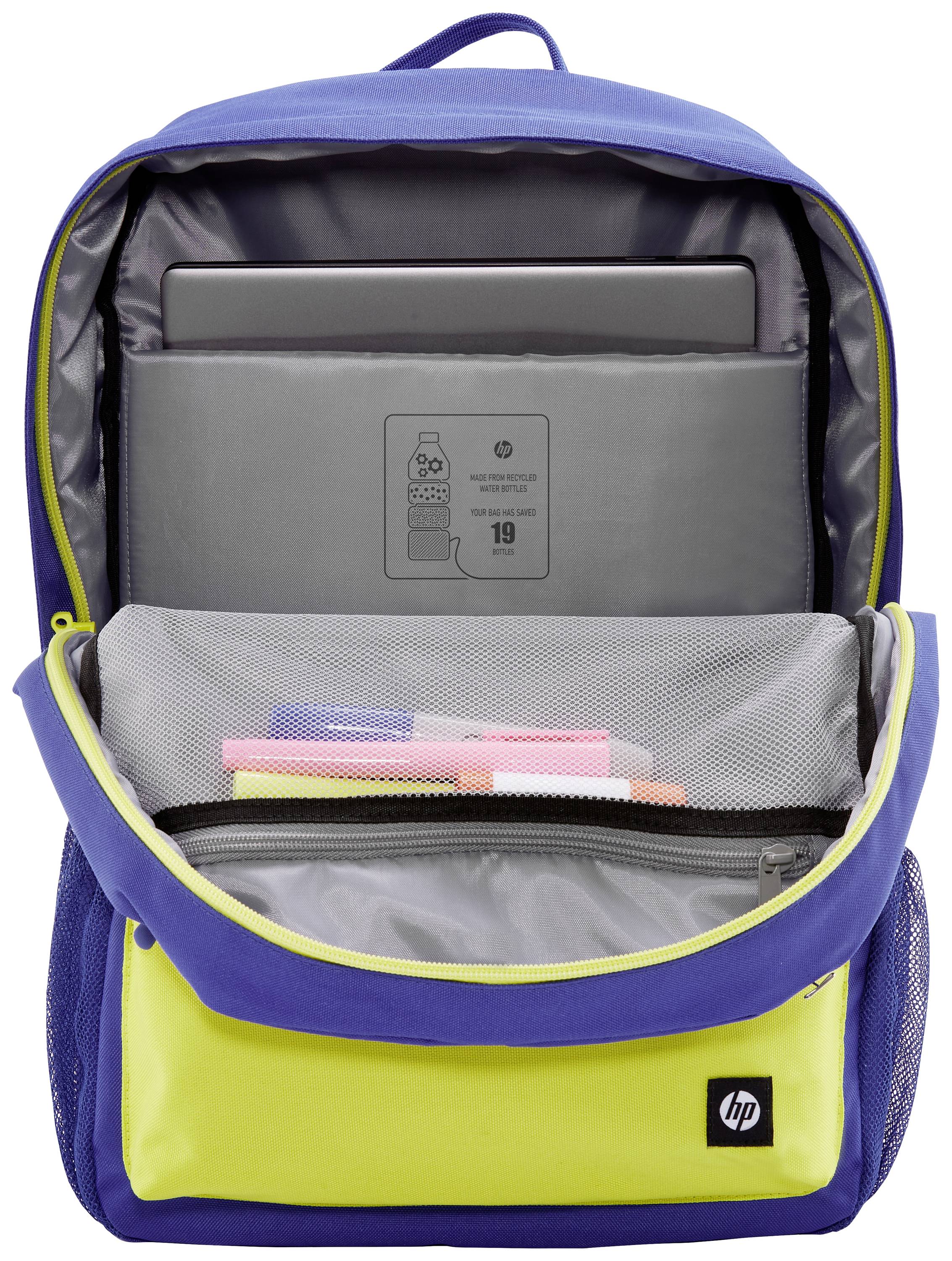 Uno zaino aperto blu e giallo con uno scomparto per laptop e un taschino a rete che contiene penne e evidenziatori.