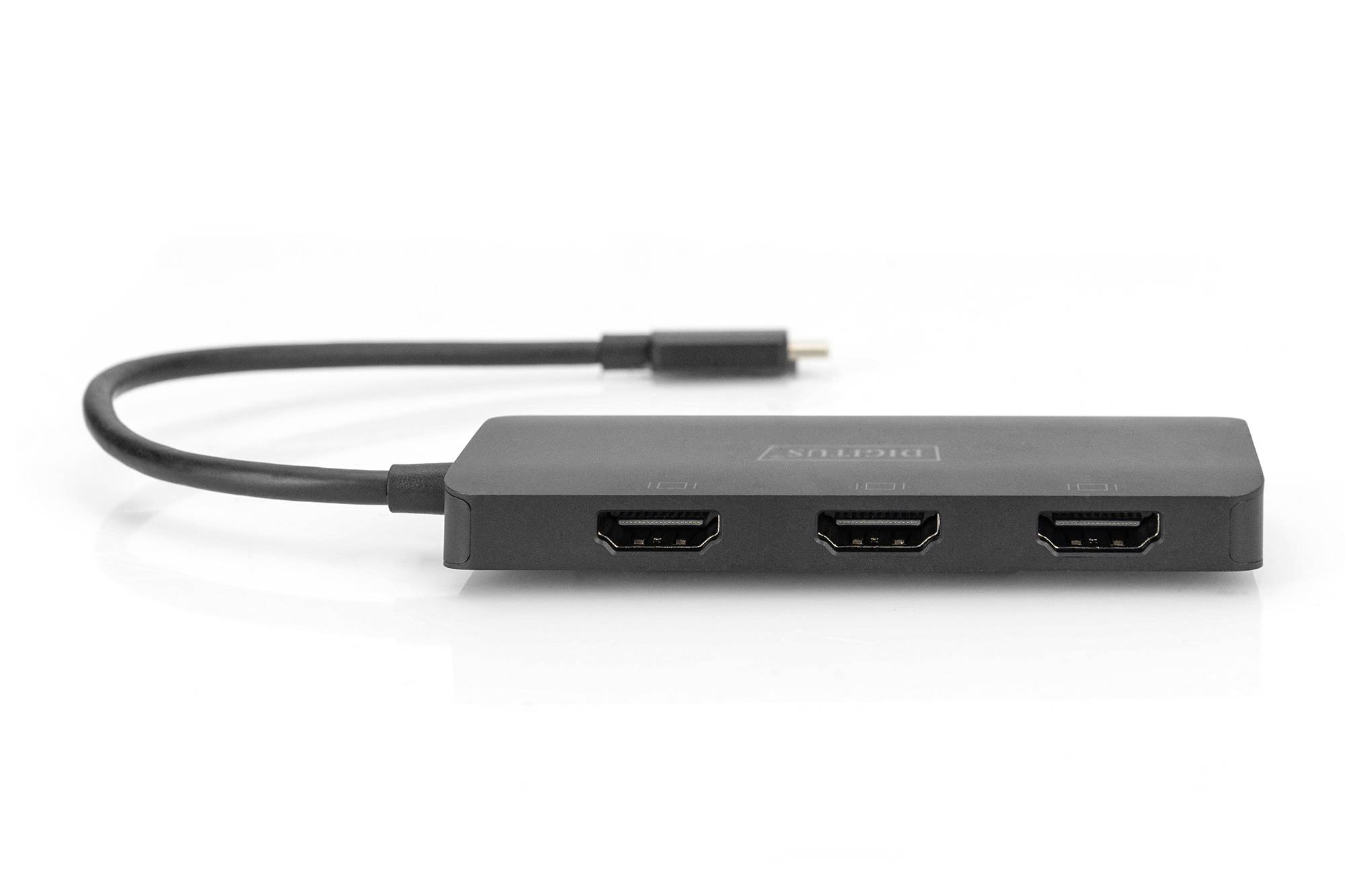 'Adattatore nero USB-C con tre porte HDMI, collegato tramite un breve cavo. Adatto per il collegamento di più dispositivi.'