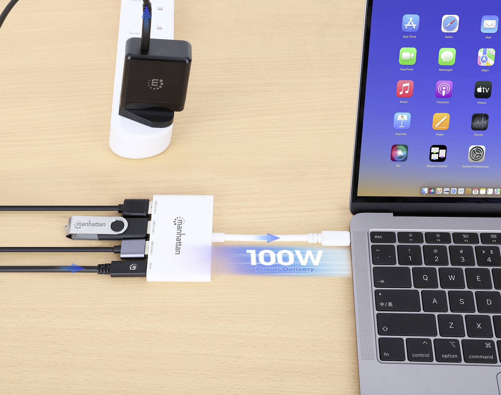 Il laptop è collegato tramite un hub con più porte e una capacità di ricarica da 100W. Un tablet con alcune app sullo schermo è posizionato accanto.