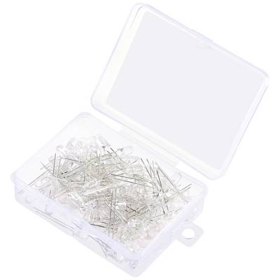 Una scatola di plastica trasparente riempita di spilli d'argento.