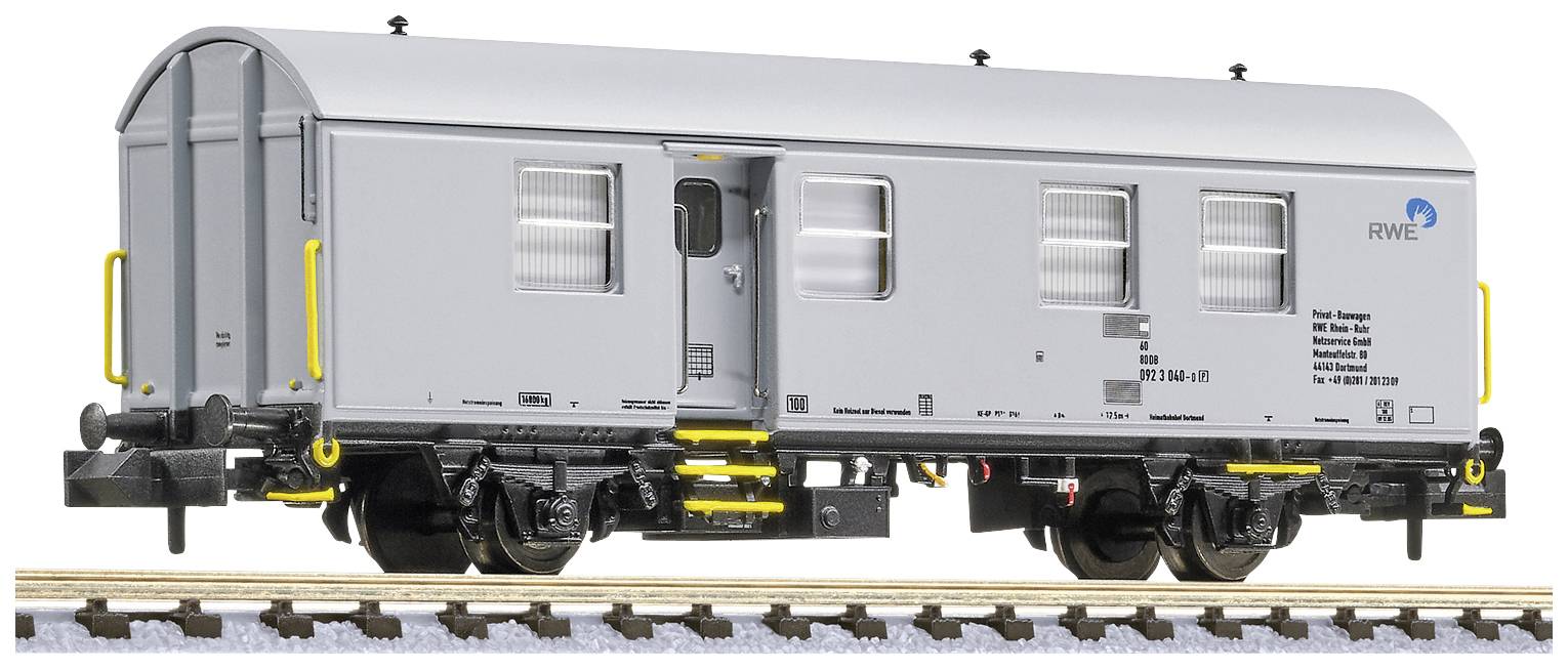 Vagone ferroviario grigio verniciato con logo RWE, poggiato sui binari. Il vagone ha finestre e porte, con dettagli gialli sulla scala.