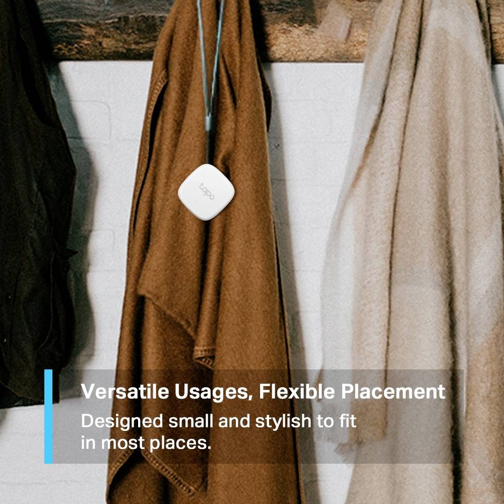 Un altoparlante portatile bianco è appeso a un ganciaabiti con un scialle marrone. Testo sottostante: 'Utilizzo versatile, posizionabile con flessibilità'.