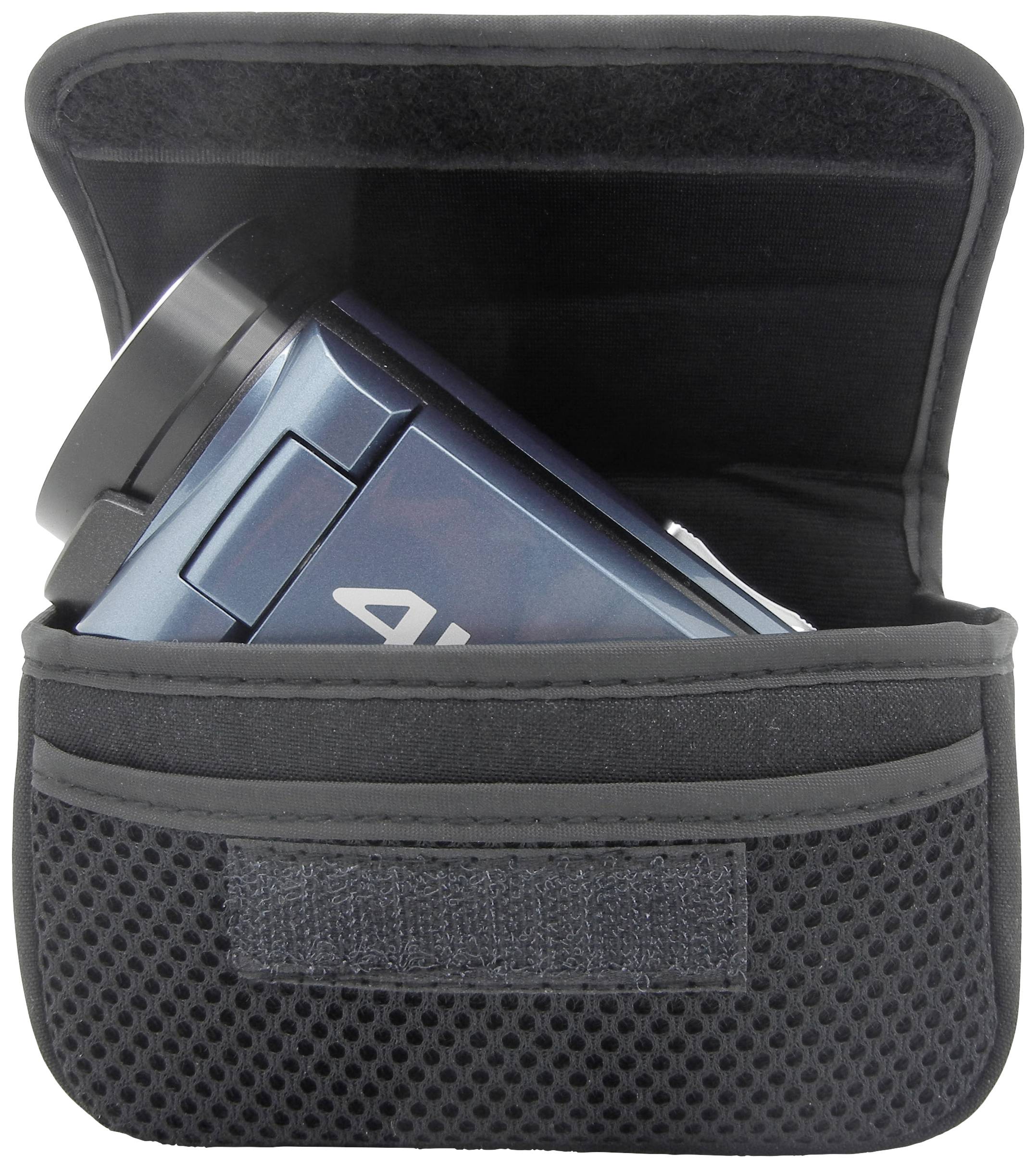 Una fotocamera digitale blu è inserita in una custodia nera aperta. La custodia ha una tasca in rete sul lato anteriore.