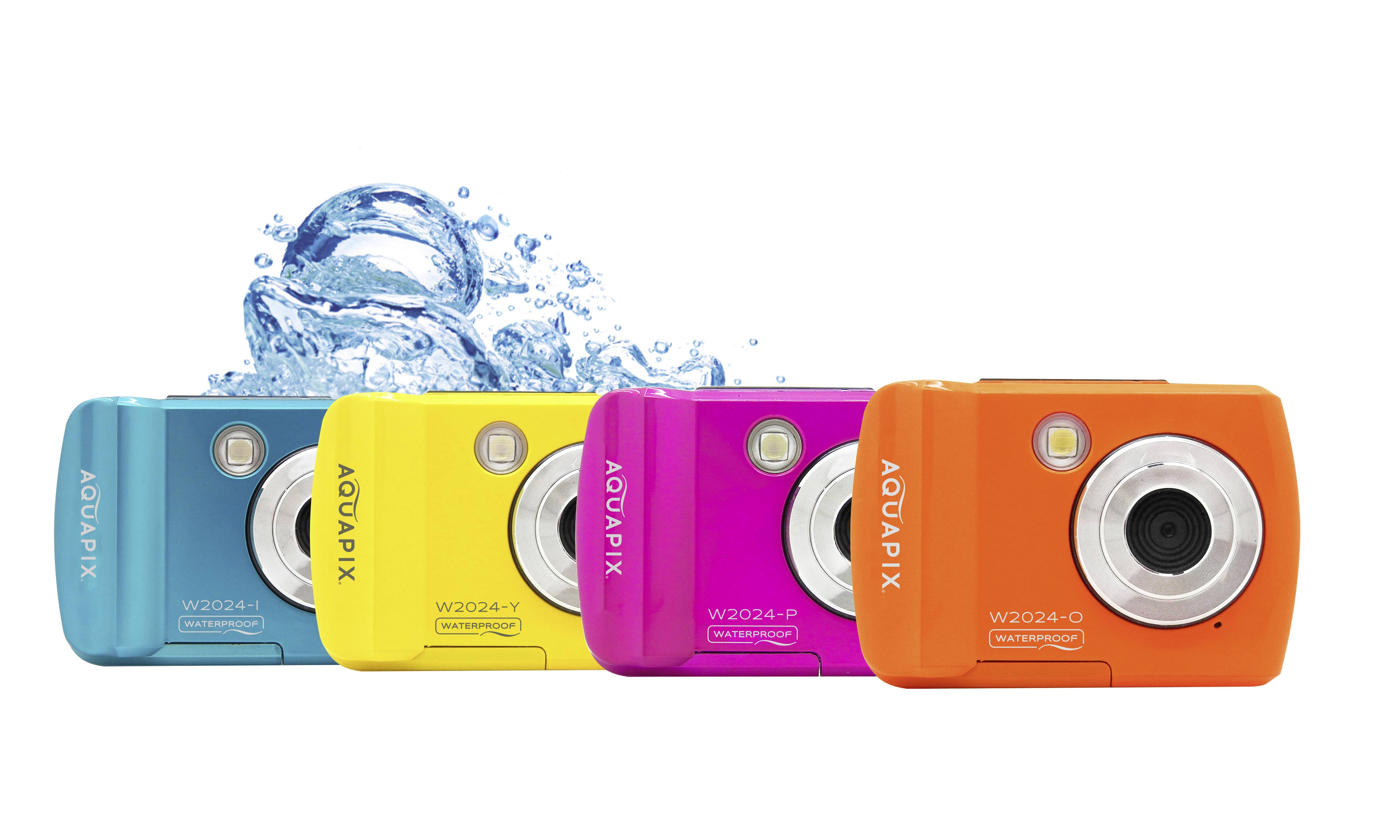 Quattro fotocamere digitali impermeabili di colore blu, giallo, rosa e arancione sono disposte una accanto all'altra. Alle loro spalle schizza una pozzanghera.