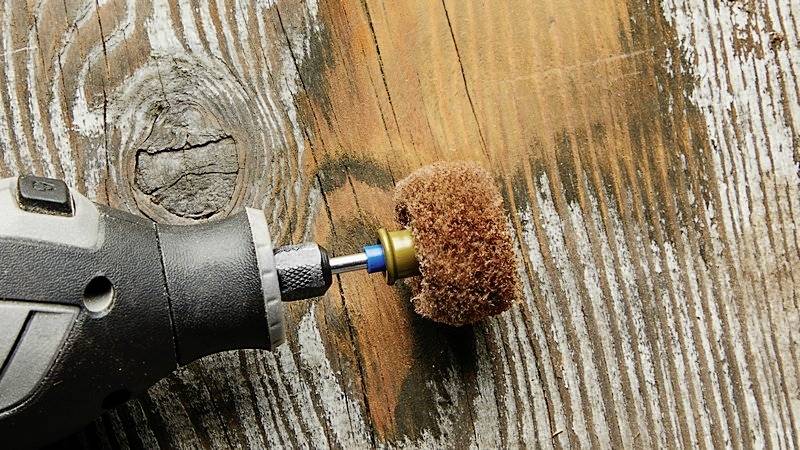Macchina elettrica per levigare lavora su una superficie in legno.
