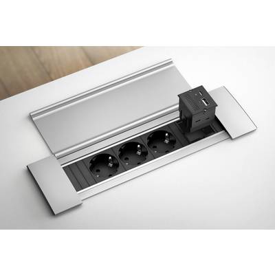 Una presa multipla da tavolo con tre posti e porta USB integrato, inserita in modo pulito nel piano di lavoro.