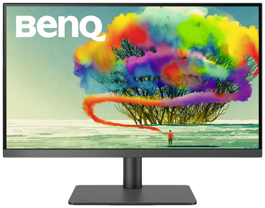 Un monitor mostra nuvole colorate sopra un albero stilizzato. Una persona spruzza vernice rossa, con il logo 'BenQ' in alto a sinistra.