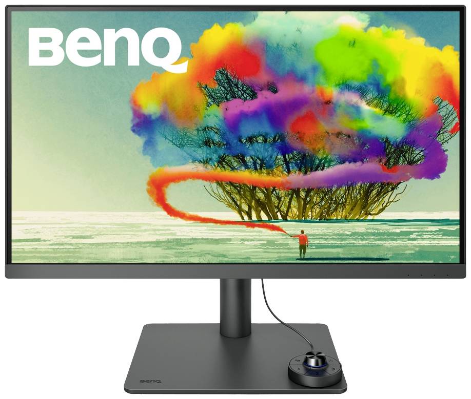Un monitor BenQ mostra un'immagine vivace con un albero, circondato da nuvole colorate, e una persona in lontananza.