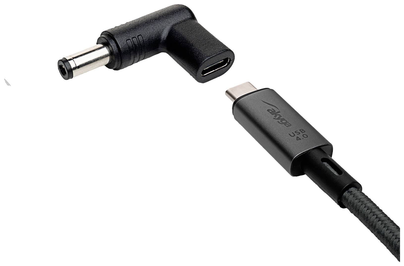 Un adattatore da USB-C a DC, nero, con connettore DC angolato e porta USB-C, progettato per scopi di ricarica.