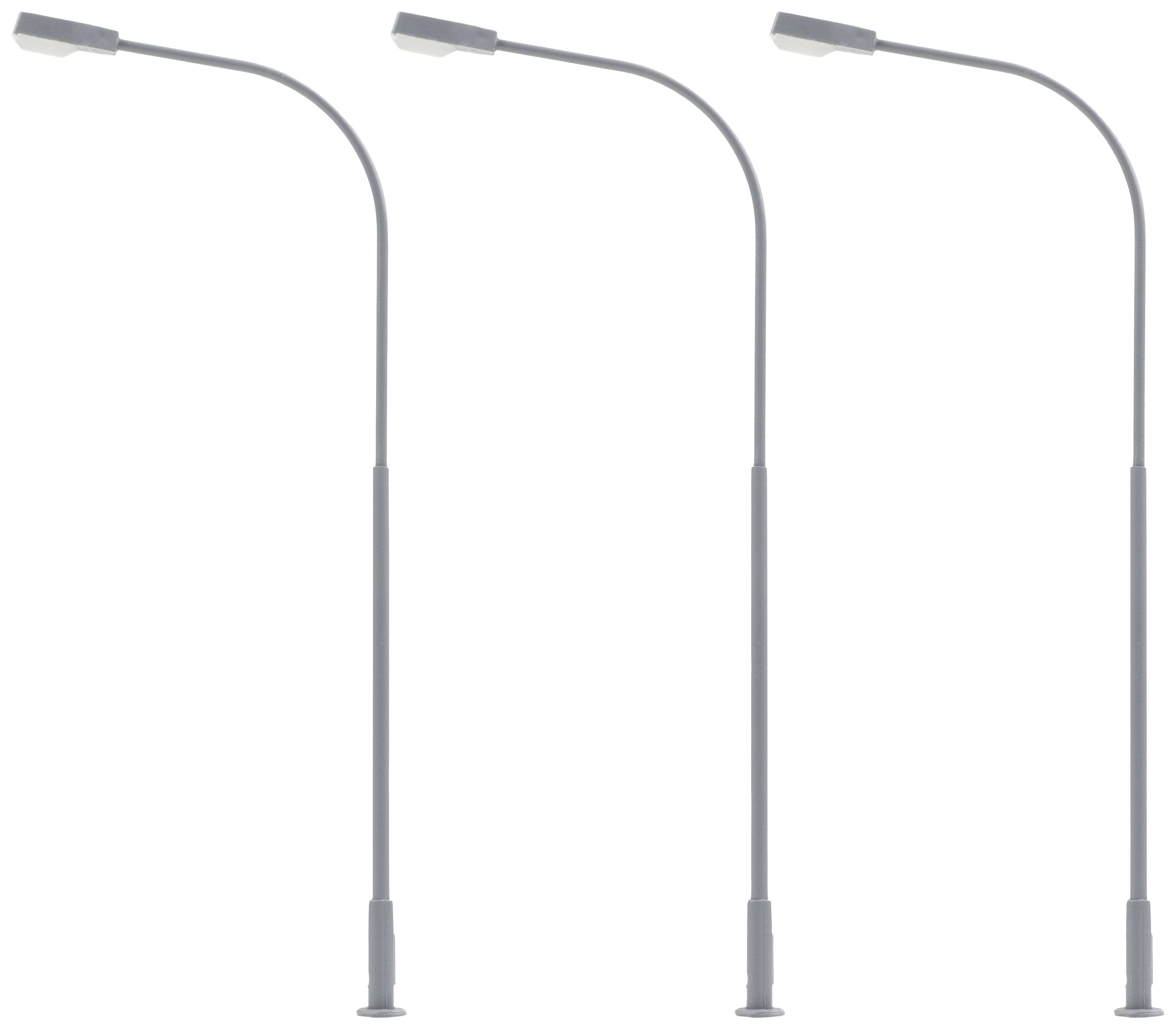 Tre lampade da terra identiche, eleganti, disposte in fila, ciascuna con collo curvo e luci rivolte verso il basso, su sfondo bianco.