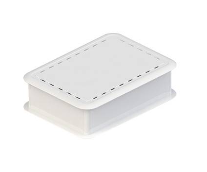 Un coperchio rettangolare, piatto, bianco, in plastica con angoli arrotondati e un bordo ricamato.