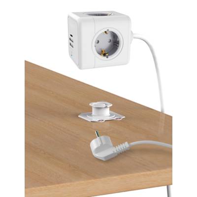 Un tavolo con un sistema di prese elettriche estraibili e una spina collegata a una presa a muro.