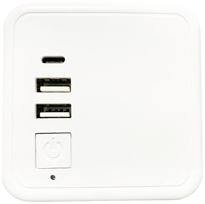 Un caricabatterie bianco con due porte USB, una porta USB-C e un pulsante di accensione.
