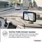Dispositivo di navigazione in auto che mostra informazioni sul traffico in tempo reale. Strada sullo sfondo. Testo: 'Aggiornamenti TomTom Traffic in tempo reale'.