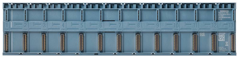 Un portamoduli blu per un sistema di controllo industriale mostra dodici slot numerati per moduli elettronici.