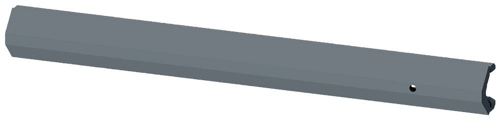 Lungo pezzo metallico stretto e grigio scuro, con un piccolo foro all'estremità destra, presumibilmente parte di un sistema costruttivo.