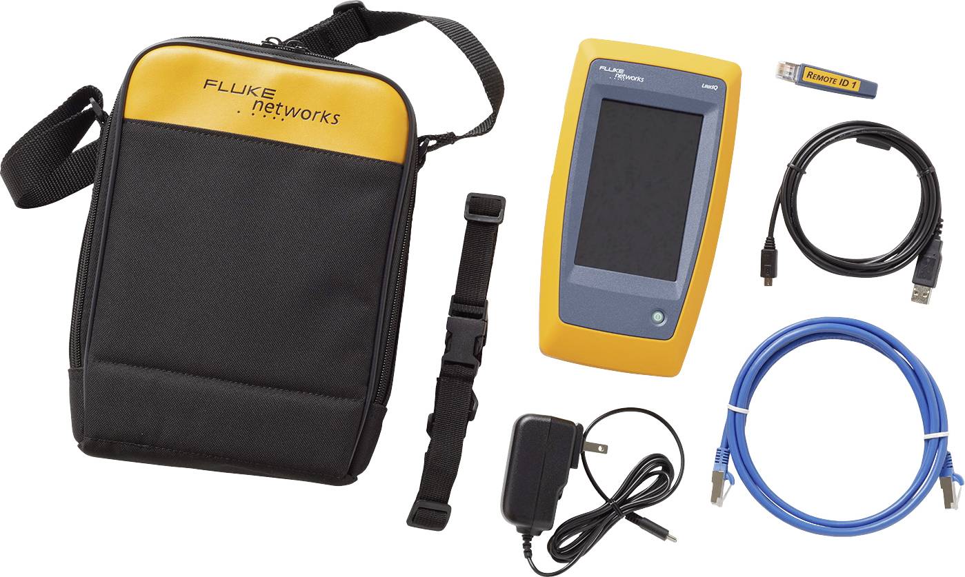 Una borsa da trasporto con custodia protettiva, un tester di rete Fluke, un cavo USB, un cavo Ethernet, un alimentatore e una chiavetta USB.