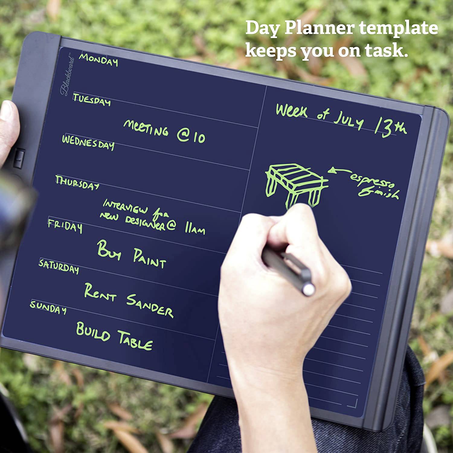 Un tablet mostra un programma settimanale con impegni: Lunedì - libero, Martedì - Riunione alle 10, Mercoledì - Colloquio di lavoro alle 11, Giovedì - Comprare vernice, Venerdì - Noleggiare levigatrice a nastro, Domenica - rilassarsi.