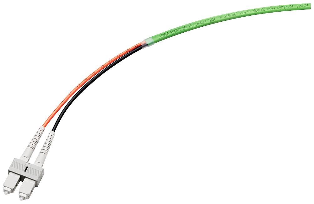 Un cavo in fibra ottica verde chiaro con due connettori, idoneo per trasmissioni dati veloci nelle telecomunicazioni.