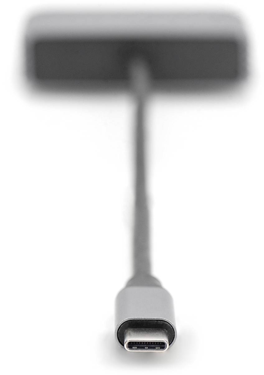 Un'immagine sfocata mostra un cavo USB-C che parte da un dispositivo nero sullo sfondo e diventa nitidamente a fuoco in primo piano.