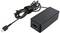 Alimentatore nero per laptop con porta USB-C. Progettato per la ricarica di dispositivi, dotato di un cavo lungo per una maggiore flessibilità.
