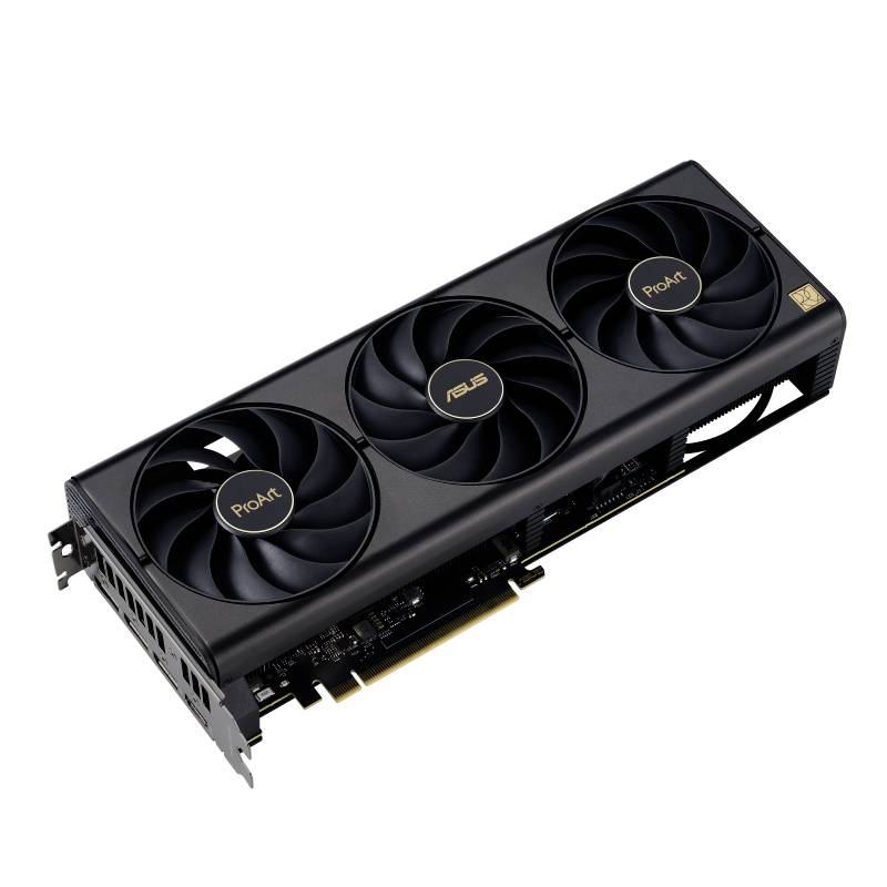 Una scheda grafica ASUS nera con tre ventole, modello 'ProArt GeForce RTX 4080', è posizionata leggermente inclinata mostrando il lato dei ventilatori.
