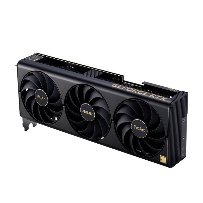 Scheda grafica nera con tre ventole, scritta 'ProArt' sui ventilatori e 'GeForce RTX' in alto. Design elegante per l'uso professionale.