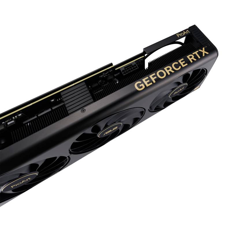 Scheda grafica con tre ventole. Etichetta 'GEFORCE RTX'. Dispositivo con involucro nero e dettagli dorati.