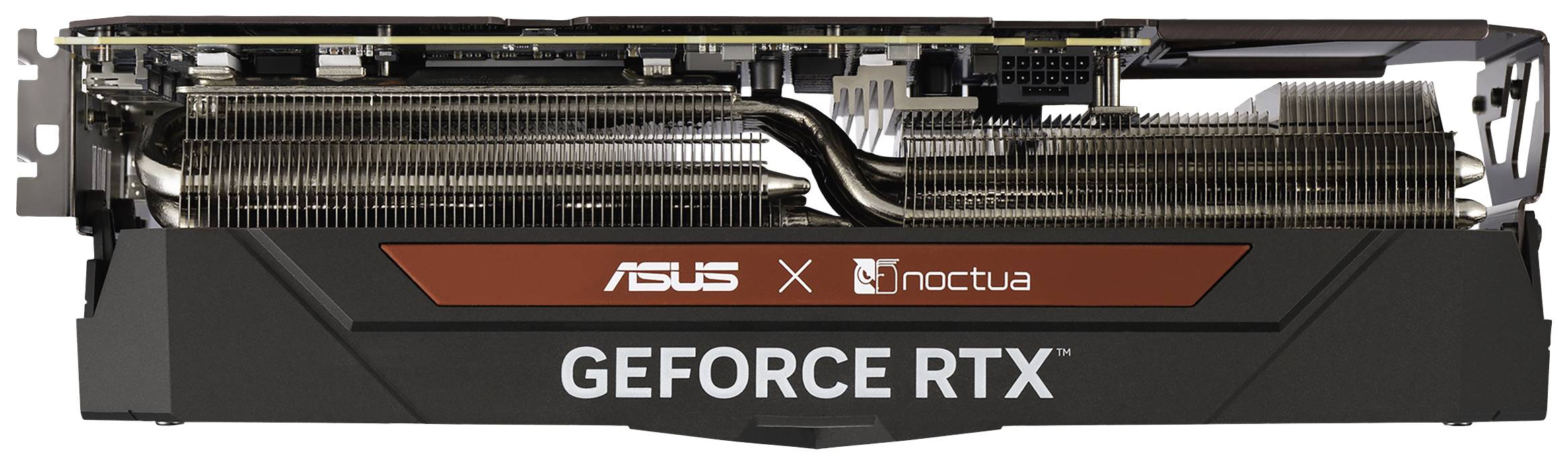 Vista laterale di una scheda grafica ASUS GeForce RTX, sviluppata in collaborazione con Noctua. Alette di raffreddamento e design dei ventilatori visibili.