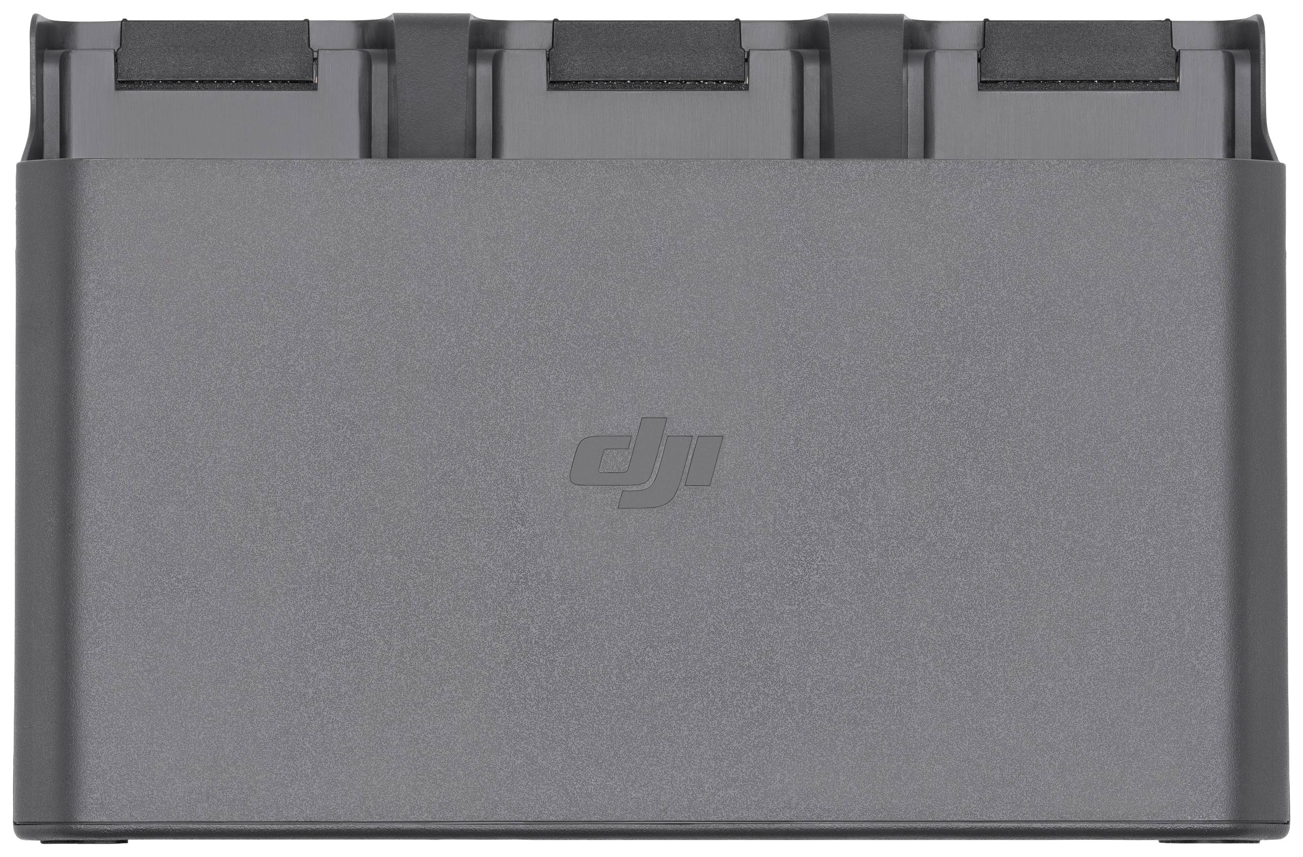 Stazione di ricarica grigia con tre slot per batterie di droni DJI, con il logo DJI sopra.
