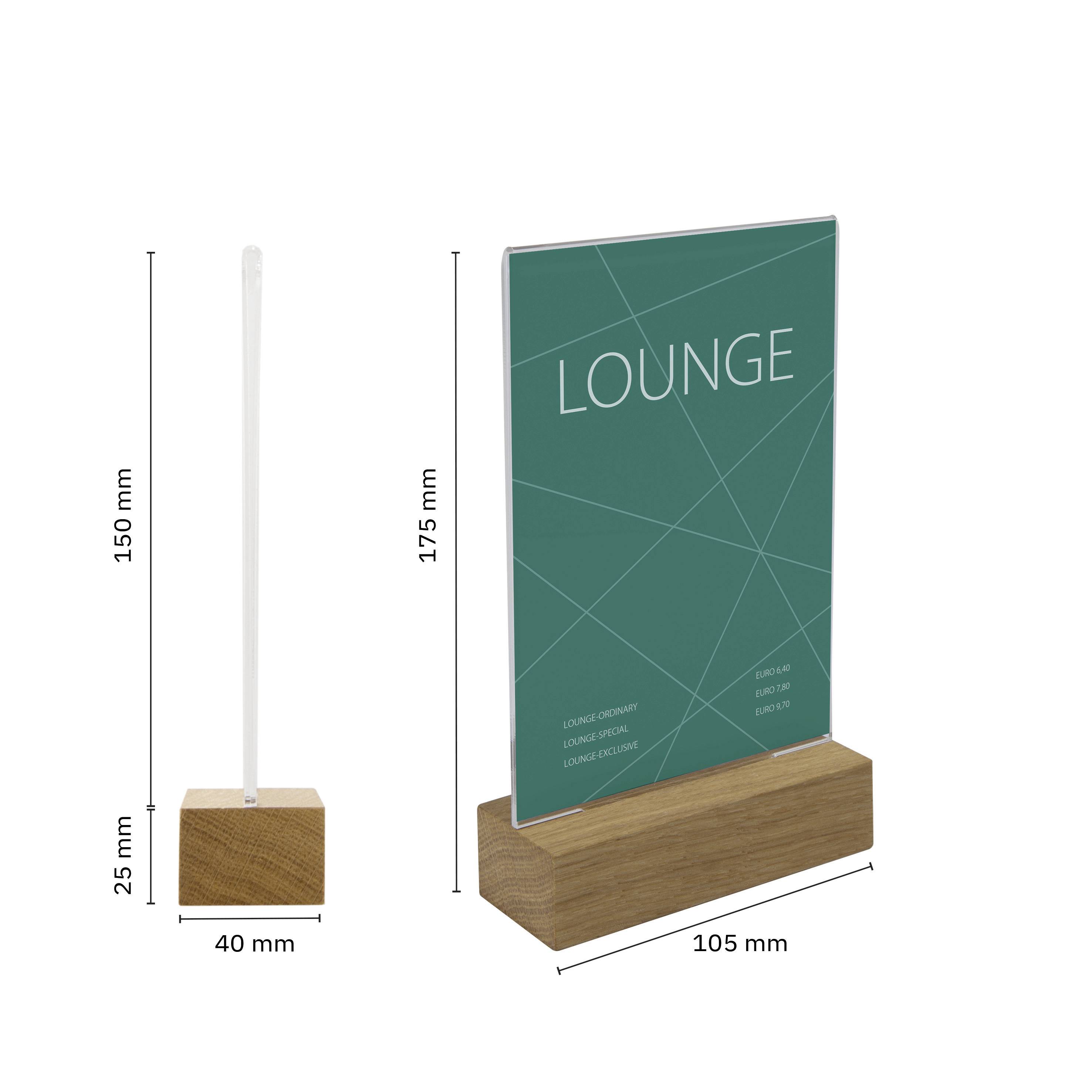 Un portamenu da tavolo con base in legno. A sinistra un sottile stelo metallico, a destra una carta verde con la scritta 'LOUNGE'. Dimensioni: 40x25x150 mm e 105x175 mm.